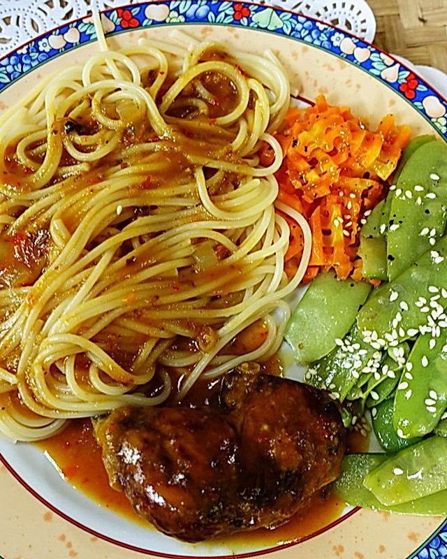 Hühnerschenkel, Spaghetti und Gemüse mit exotischer Sauce