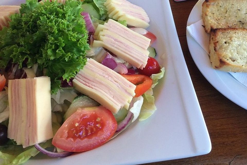 Südtiroler Salatteller mit angeröstetem Baguette