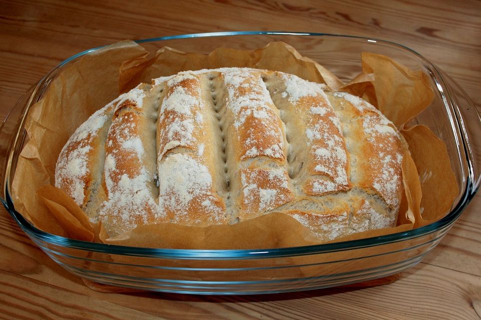 Weizenmischbrot in geschlossener Auflaufform