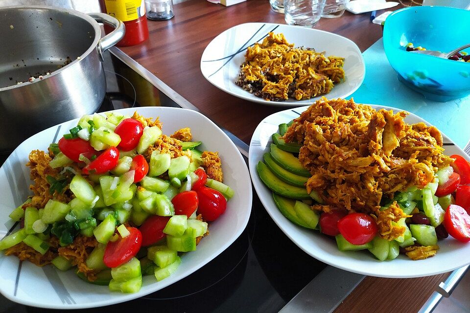 Pulled Chicken-Bowl mit Erdnusssauce