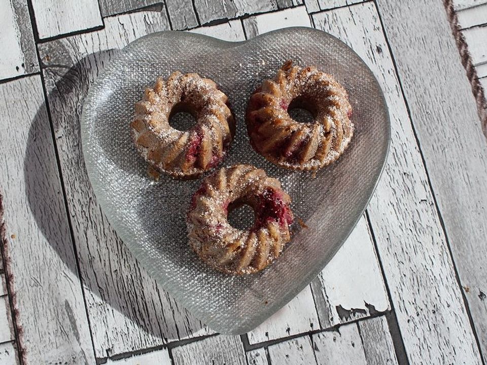 Saftiger Dinkel-Nusskuchen mit Kirschen von Mummyof3| Chefkoch