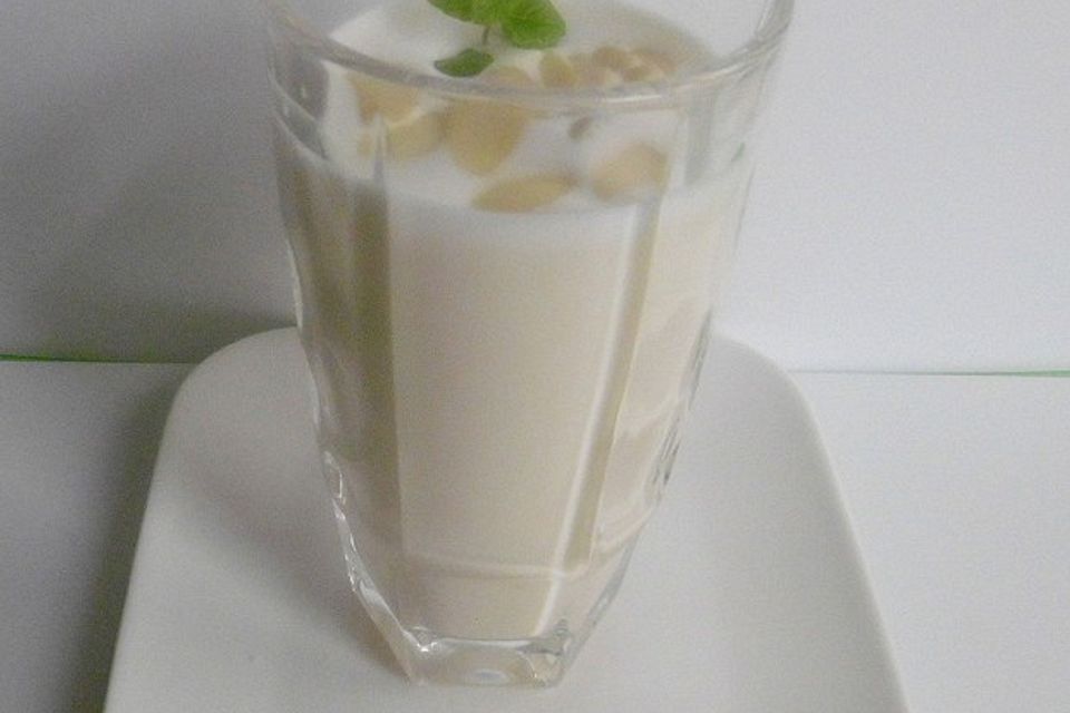 Bananen-Schoko-Smoothie mit Mandelmilch