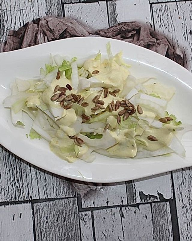 Chinakohl-Weißkohl-Salat mit Joghurt-Leinöl-Dressing und Sonnenblumenkernen