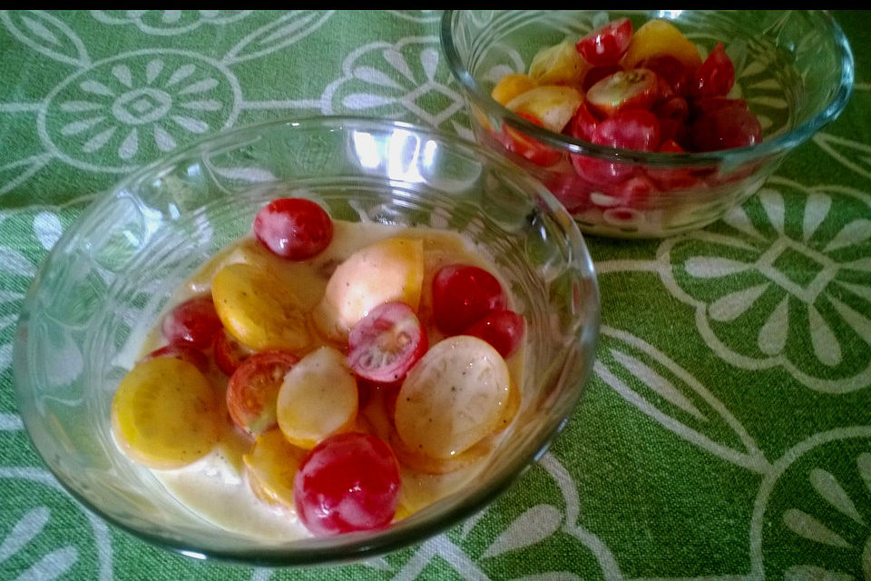 Tomatensalat mit Schmand und Honigsenf