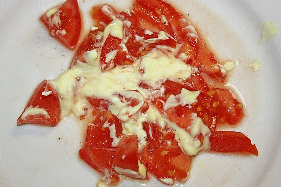 Tomatensalat mit Schmand und Honigsenf