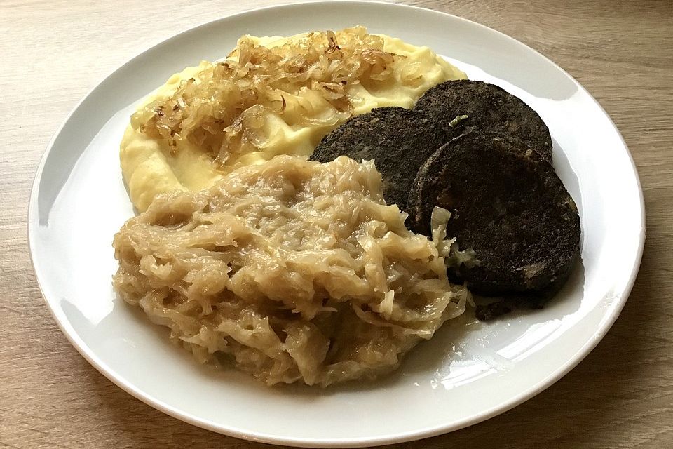 Kartoffelstampf mit gebratenen Zwiebeln und gebratener Blutwurst