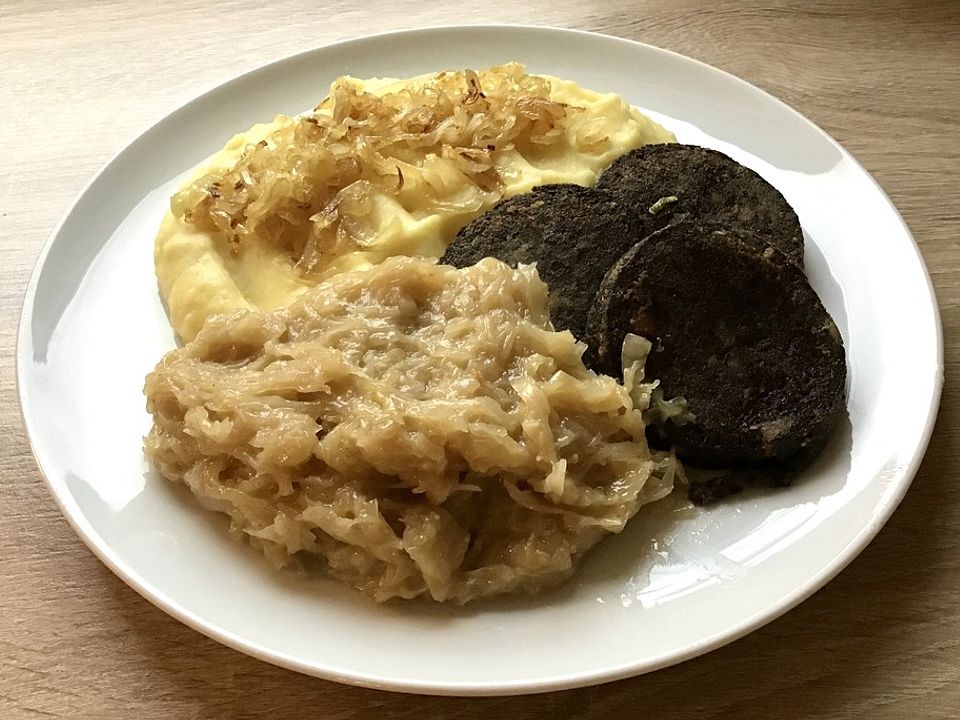 Kartoffelstampf mit gebratenen Zwiebeln und gebratener Blutwurst von ...