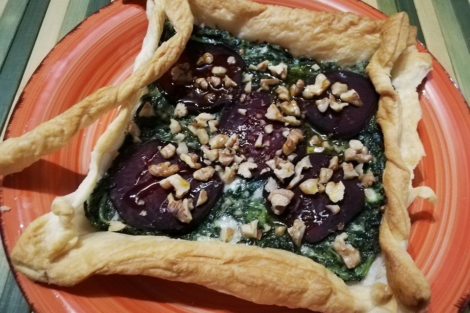 Blätterteigtarte mit Spinat, Gorgonzola und Rote-Bete