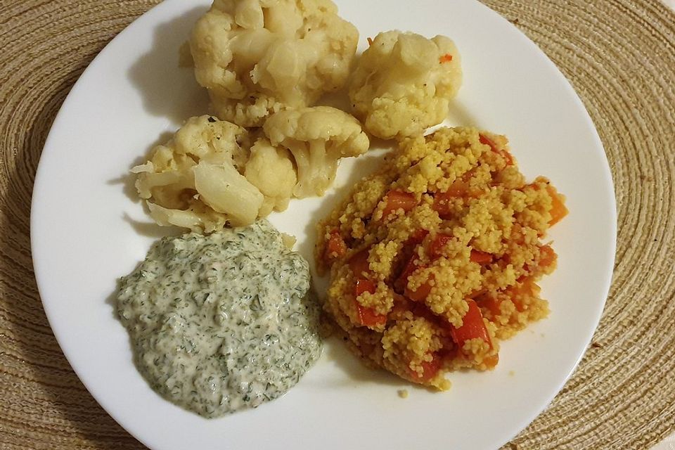 Blumenkohl mit Kräuterjoghurt und Tomaten-Curry-Couscous