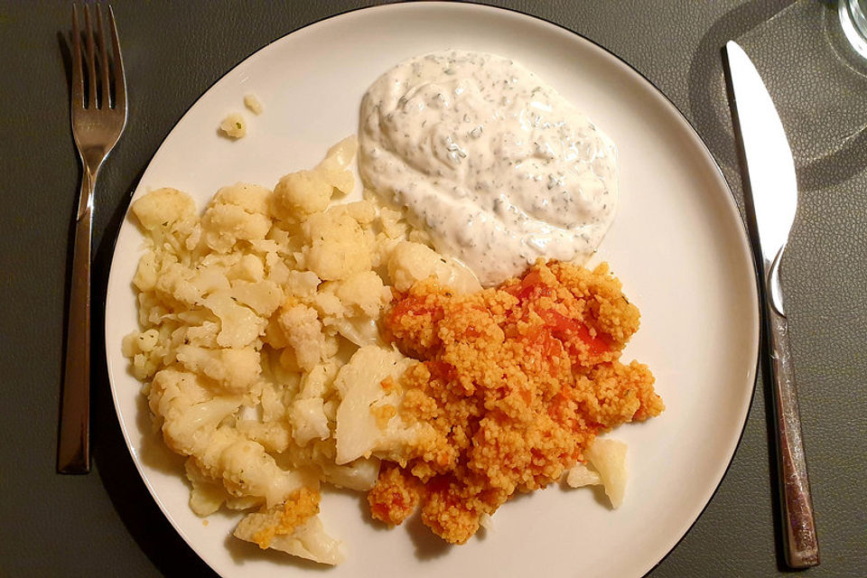 Blumenkohl mit Kräuterjoghurt und Tomaten-Curry-Couscous