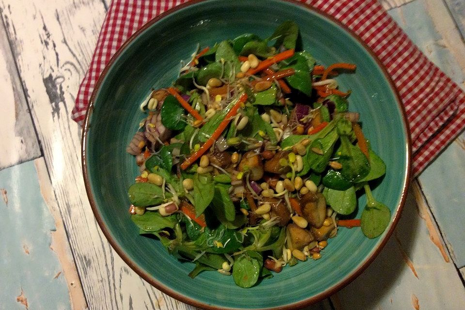 Feldsalat mit Pilzen und Karotte