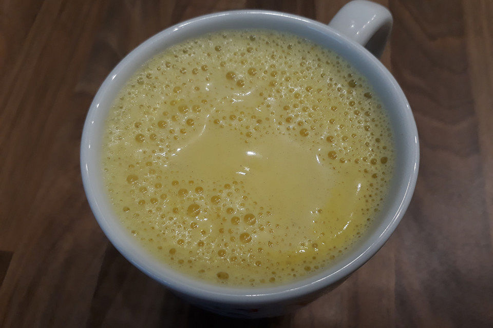 Goldene Milch mit frischem Kurkuma und Ingwer