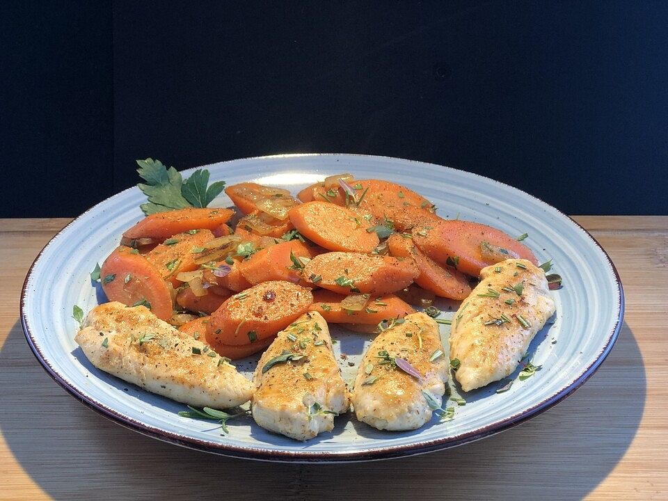 Hähnchenbrustinnenfilets mit gebratenen Karotten