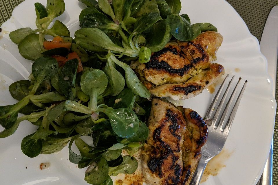 Hähnchenroulade mit grünem Pesto und Tomaten