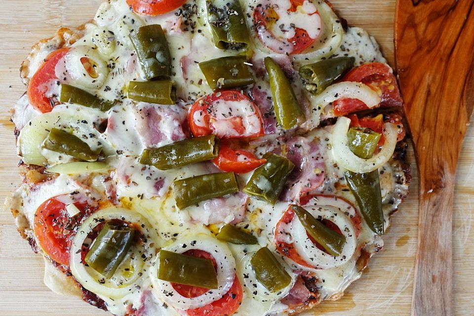 Würzige Pfannenpizza mit Schinken "Fra Diabolo"