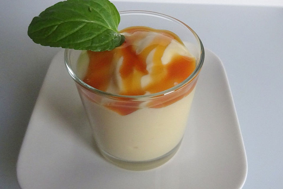 Vanillepudding mit Karamellsoße