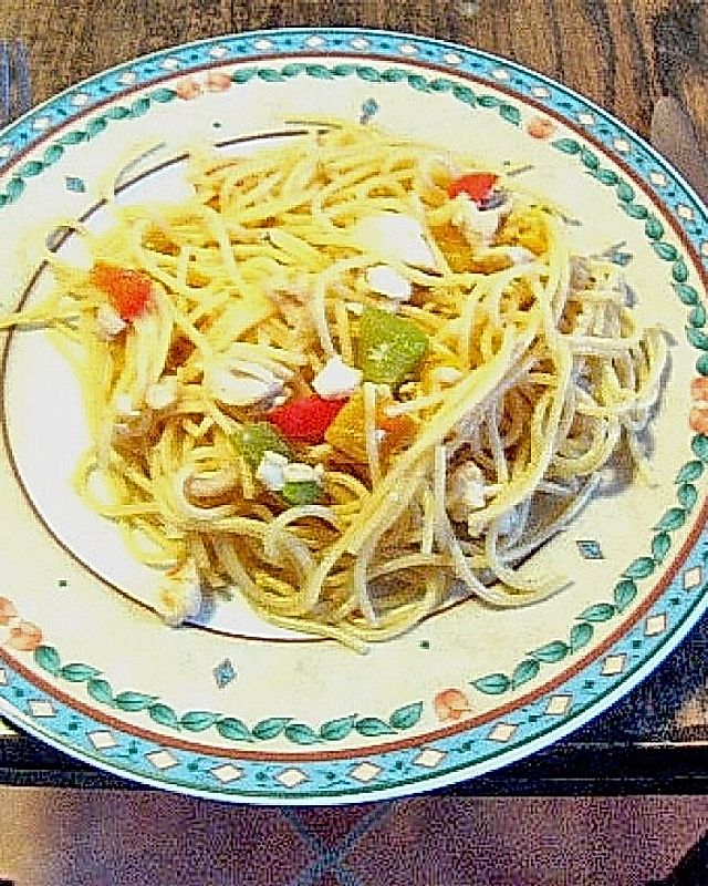 Zanderfilet auf einem Paprikabett mit Vollkornspaghetti