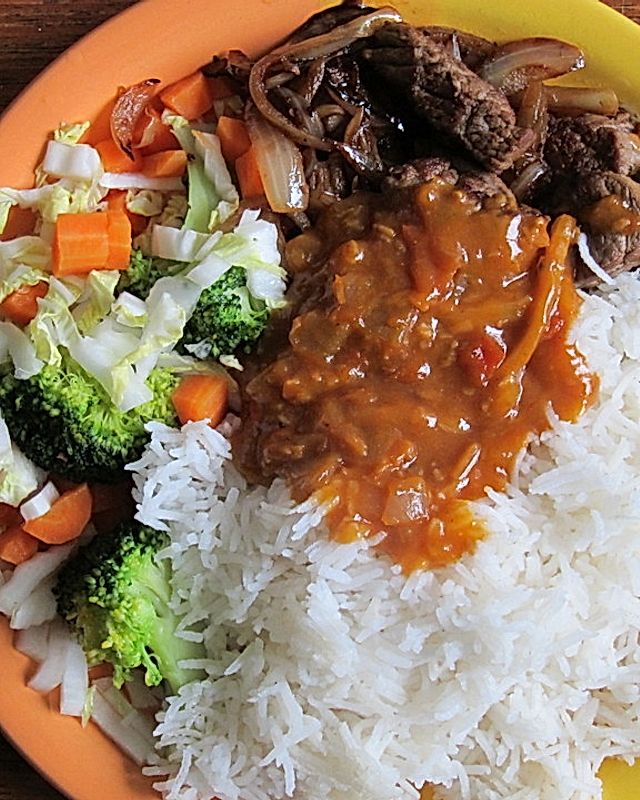 Lammcurry mit Koriandersauce und Gemüse an Reis