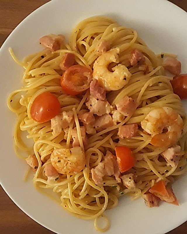 Würzige Knoblauch-Spaghetti mit Speck und Garnelen
