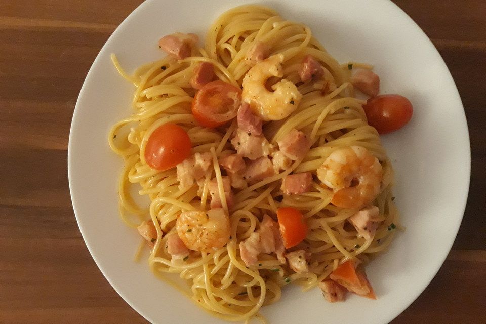 Würzige Knoblauch-Spaghetti mit Speck und Garnelen