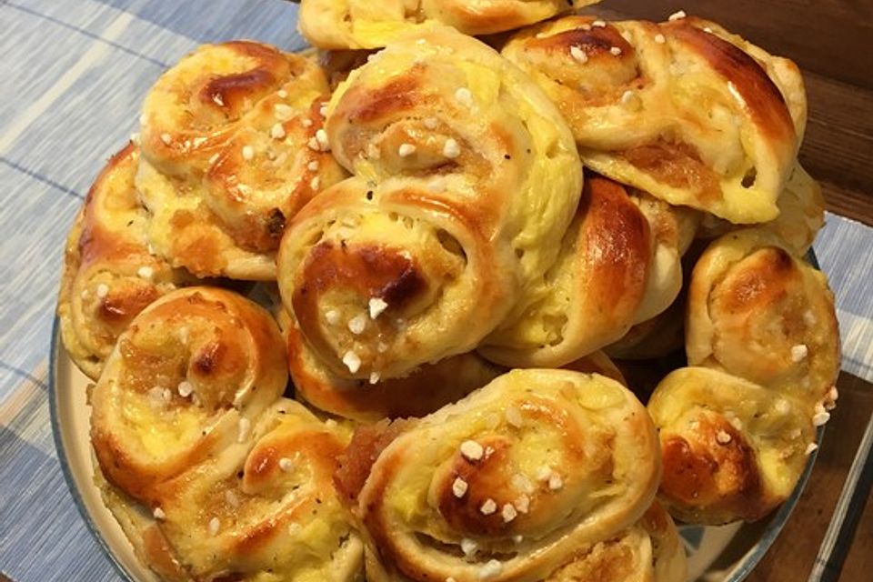 Omenapulla - Hefeteilchen mit Apfel und Vanillepudding aus Finnland