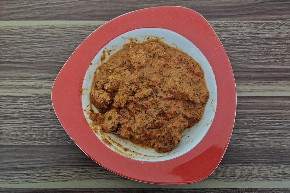 Scharfes Hähnchenbrustfilet in Tomaten-Sahne-Soße