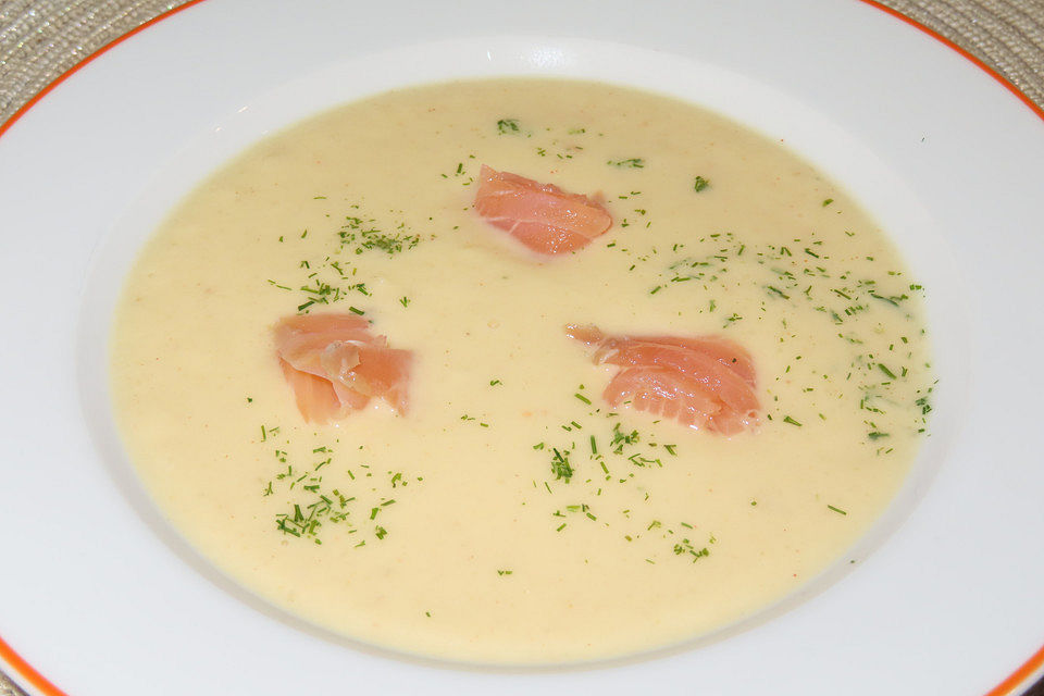 Blumenkohlsuppe aus gebackenem Blumenkohl mit Räucherlachs