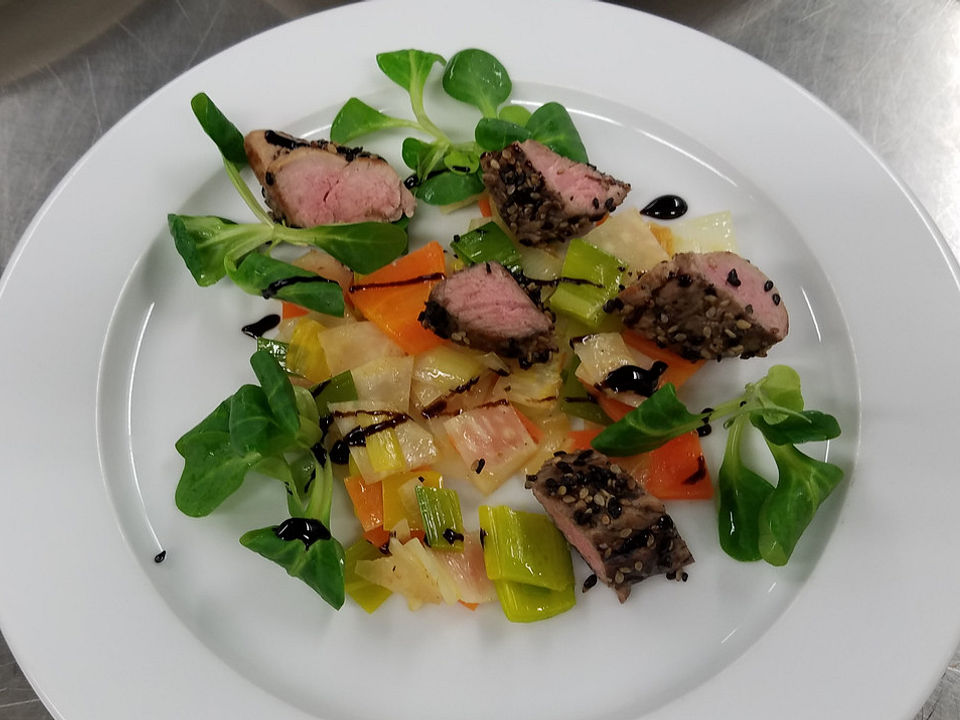 Schweinefilet in Sesam gerollt auf Wurzelgemüse von Xlex| Chefkoch