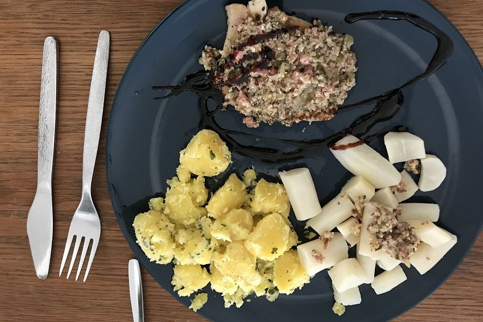 Schwarzwurzeln mit gebratenem Lachs, Speck-Zwiebel-Zitronentopping und Petersilienkartoffeln