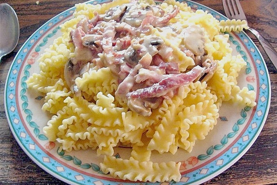 SABO - Spaghetti in Knoblauchsahnesauce, Schinken und Mini - Portobellos