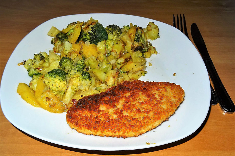 Schnitzel-Gemüse-Pfanne mit Bratkartoffeln und würzigem Dip