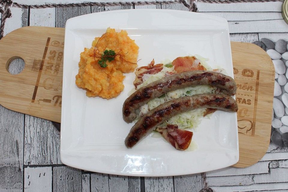 Weißkohlsalat mit Bratwurst