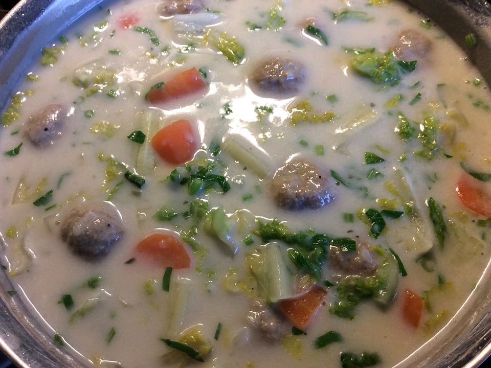 Suppe mit Gemüse und Salat von Lelmine| Chefkoch
