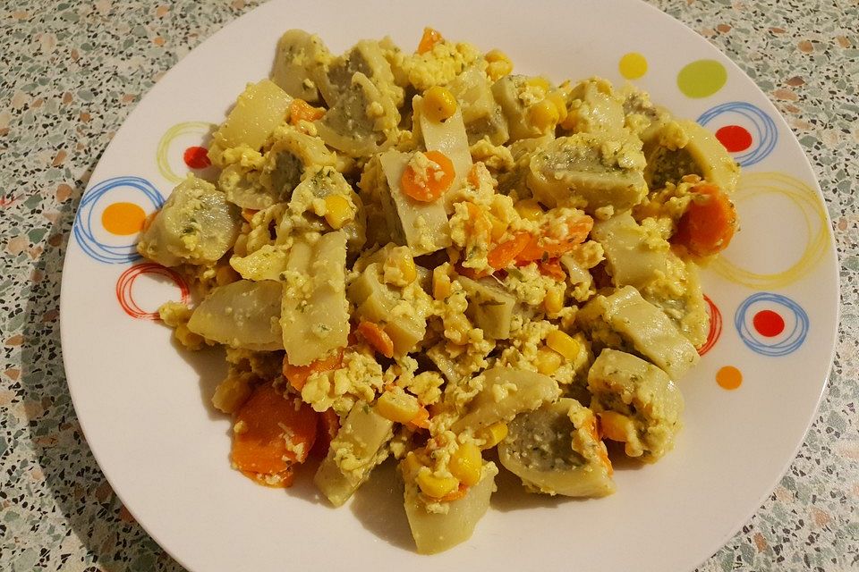 Schnelle Maultaschenpfanne mit Möhren und Mais