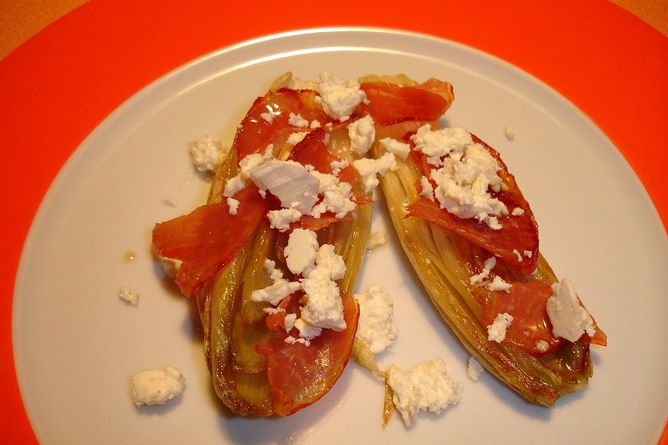 Gebackener Chicoree mit Schinken und Feta