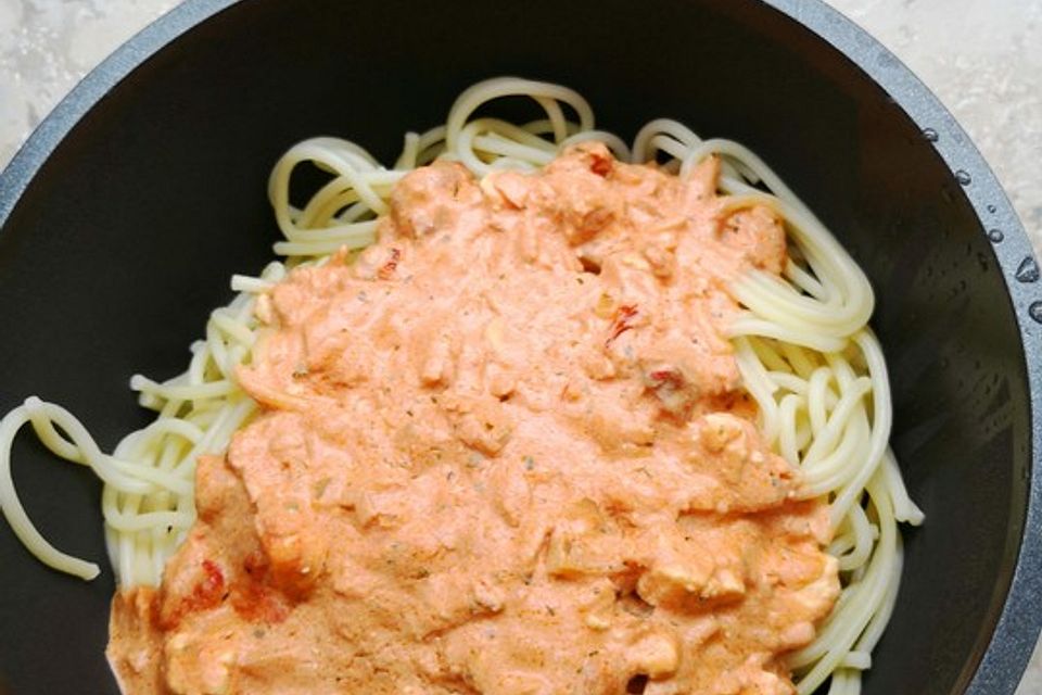 Spaghetti in tomatiger Whisky-Lachs-Sauce mit Crème fraîche