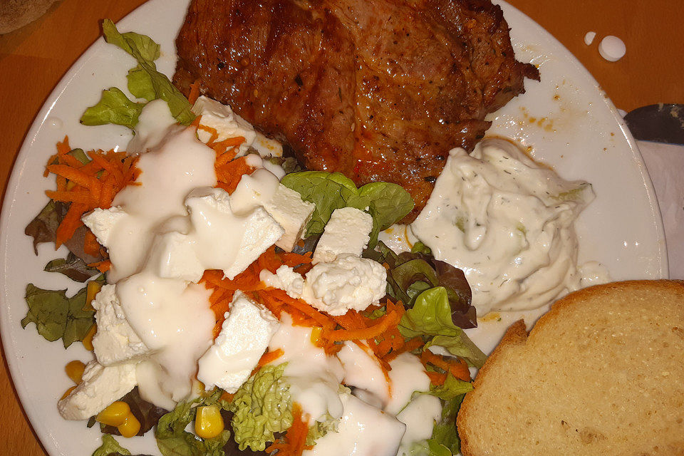 Gegrillte marinierte Nackensteaks und Sommersalat