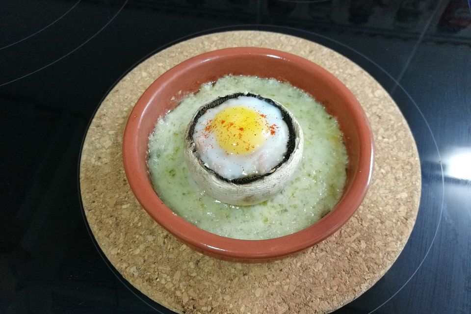 Champignons mit Wachtelei gefüllt und Gorgonzola-Sauce