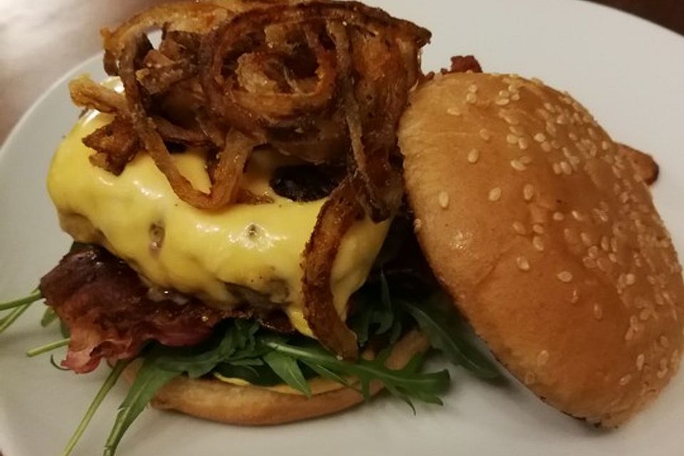 Burger mit frittierten Zwiebeln und karamellisiertem Speck