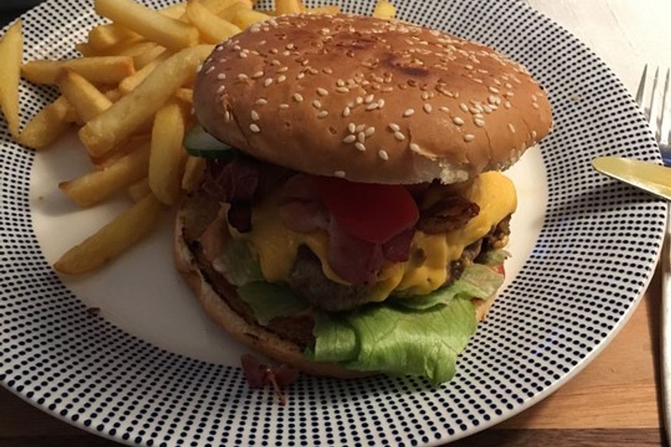 Burger mit frittierten Zwiebeln und karamellisiertem Speck