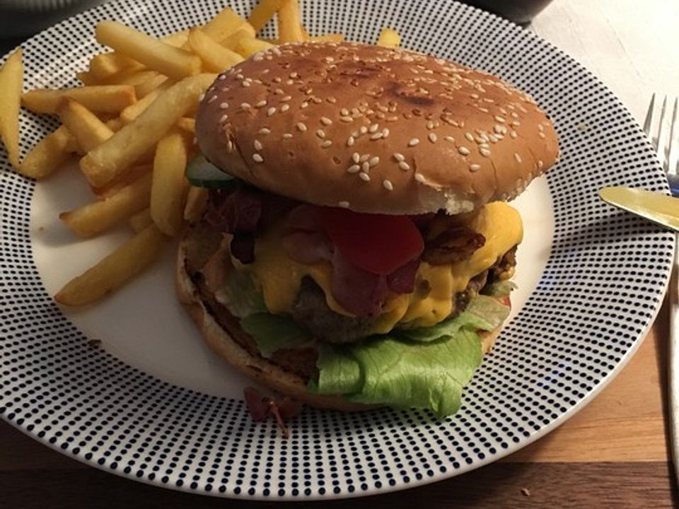 Burger mit frittierten Zwiebeln und karamellisiertem Speck von Christin ... Burger mit frittierten Zwiebeln und karamellisiertem Speck von Christin ...