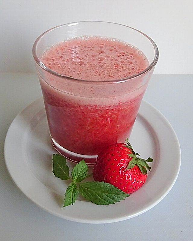 Sommerdrink mit Rote Bete-Saft und Erdbeeren