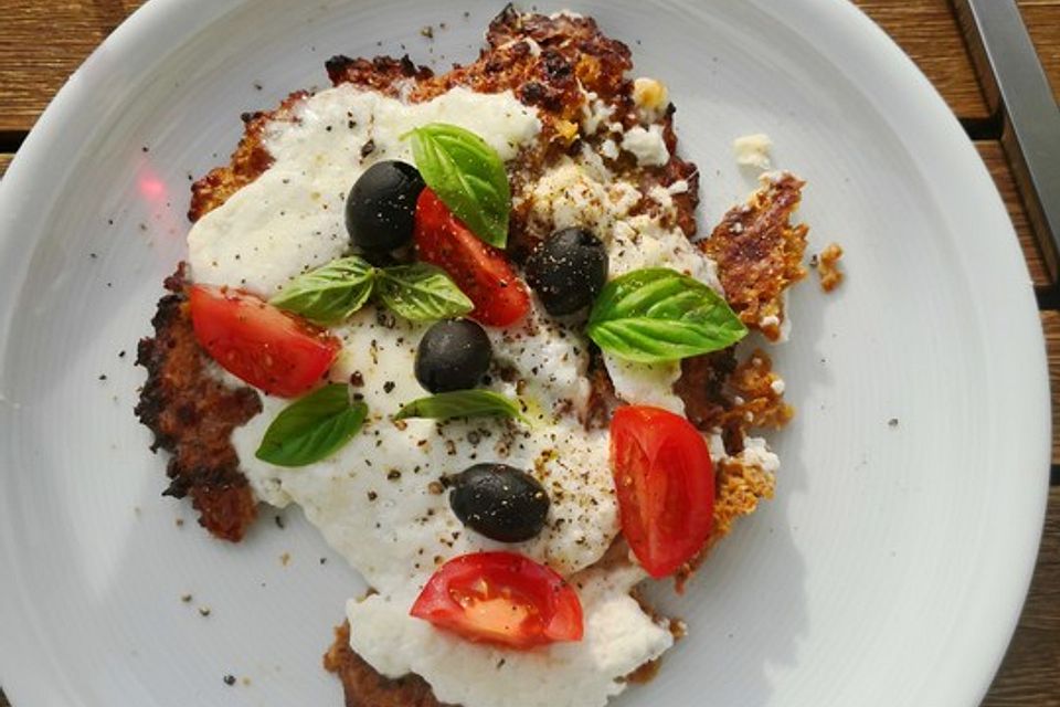 Schwarzbrot-Pizza mit Tomaten und Burrata