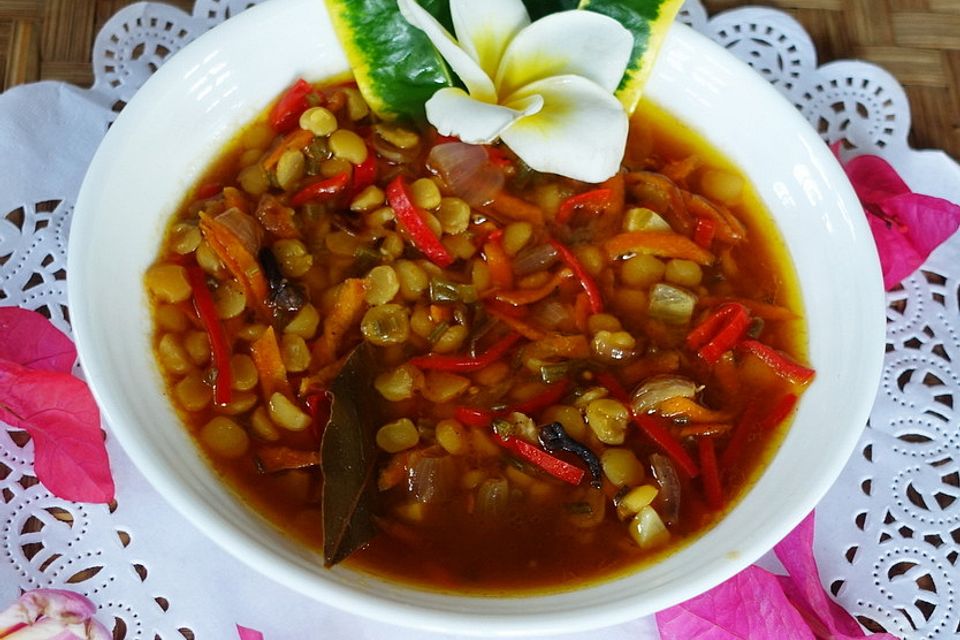 Gelbe Linsensuppe mit Peperonifäden