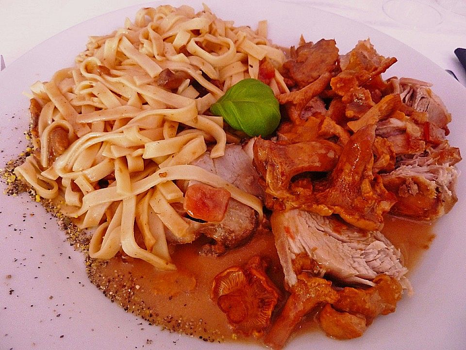 Kalbsmedaillon mit Bandnudeln und Pfifferlingen von kangoo| Chefkoch