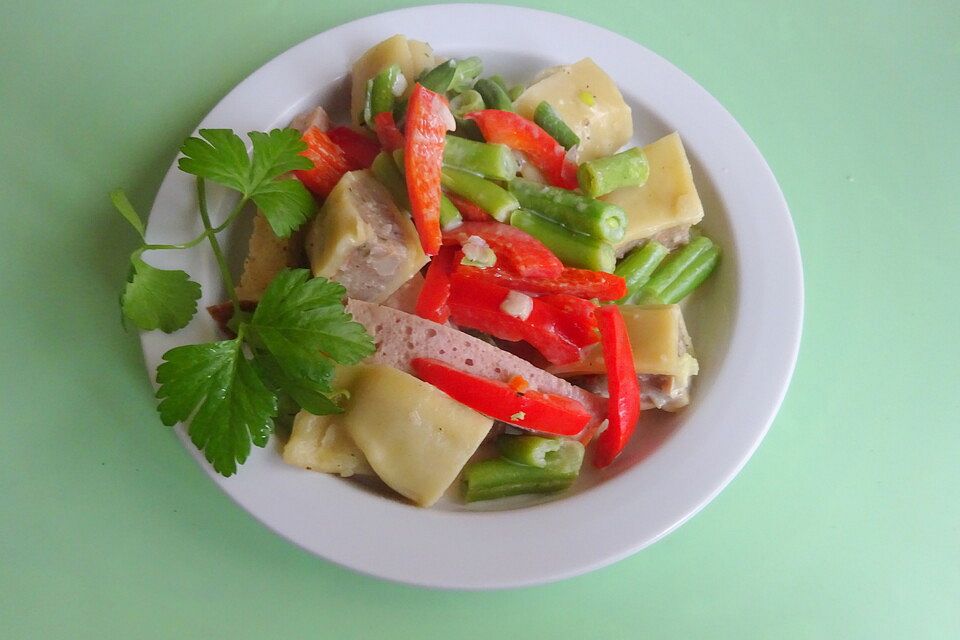 Leberkässtreifen mit Maultaschen und buntem Gemüse