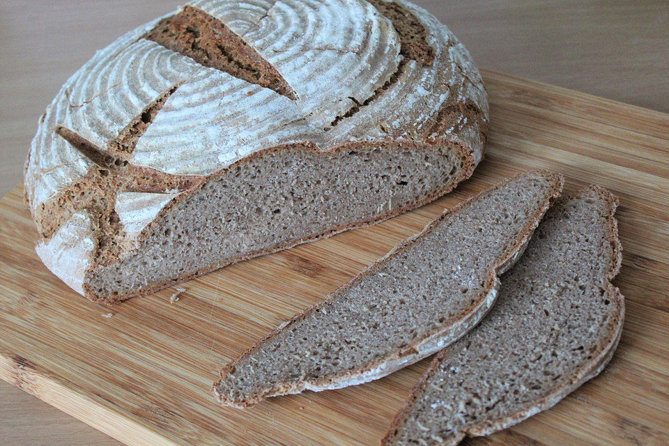 Rustikales Bauernbrot mit Sauerteig