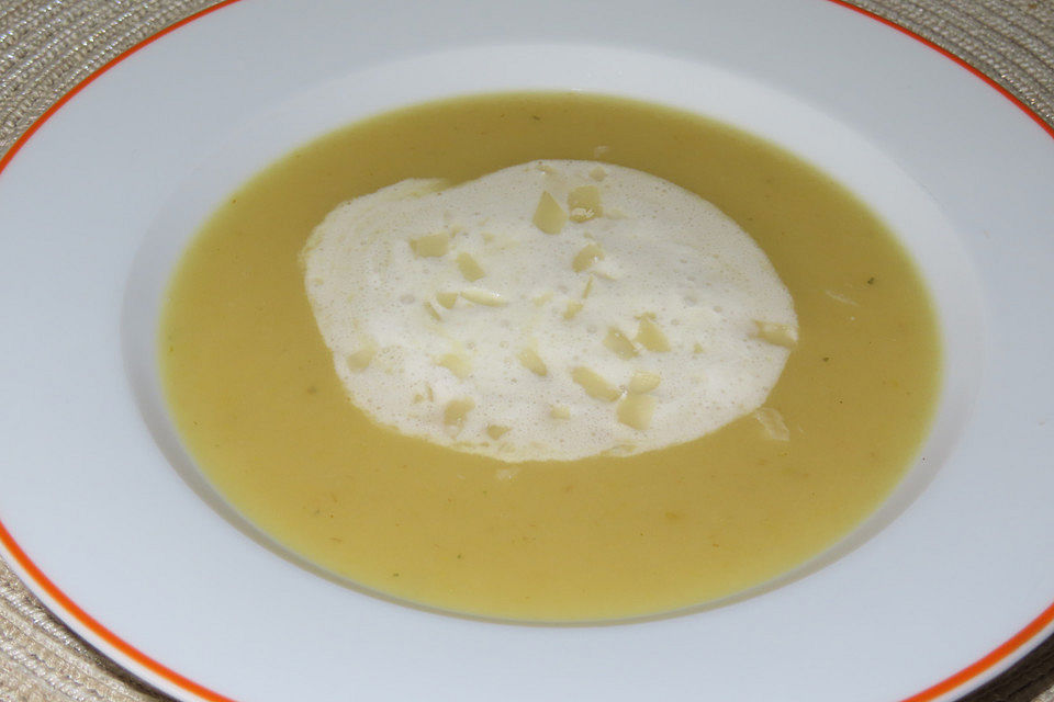 Köstliche Kartoffelcremesuppe mit Sahnehäubchen