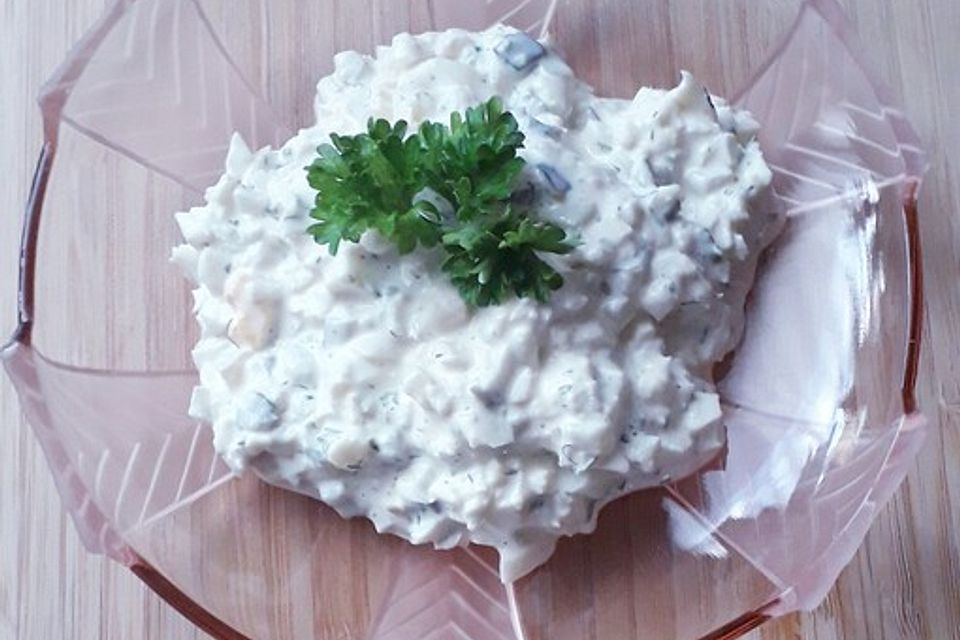 Dip mit Mayonnaise, Zwiebel, Ei und Gurken