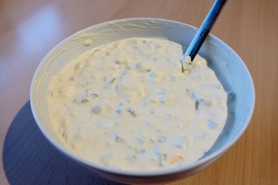 Dip mit Mayonnaise, Zwiebel, Ei und Gurken